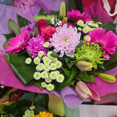 Mamma Mia - Make their day with this bright and vibrant collection of flowers, beautifully presented in a gift box / bag. Send your love with an exquisite delivery delivered same day when you order before 2pm.